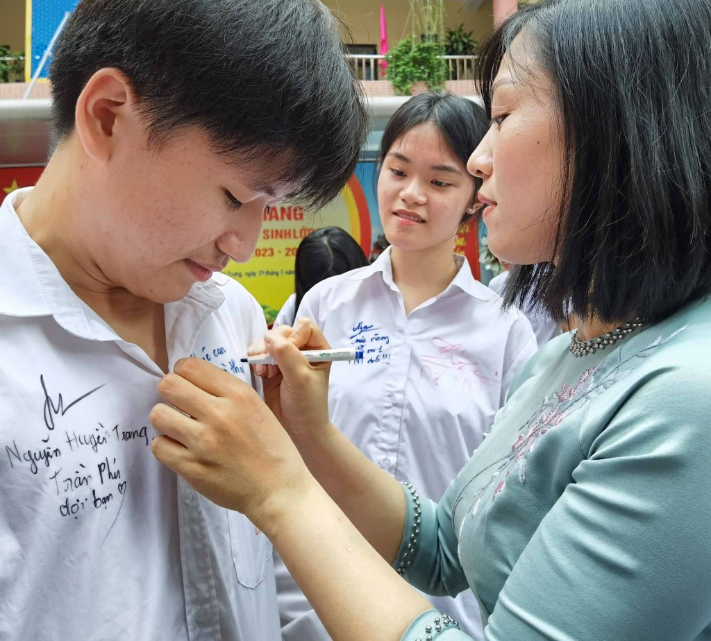 Học trò lớp 9 lưu luyến thầy cô, cùng chúc nhau thi đỗ