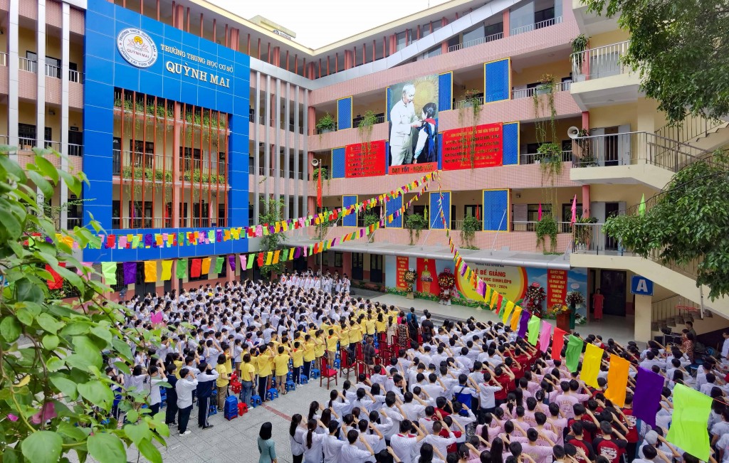 Học trò lớp 9 lưu luyến thầy cô, cùng chúc nhau thi đỗ