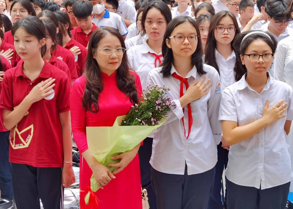 Học trò lớp 9 lưu luyến thầy cô, cùng chúc nhau thi đỗ