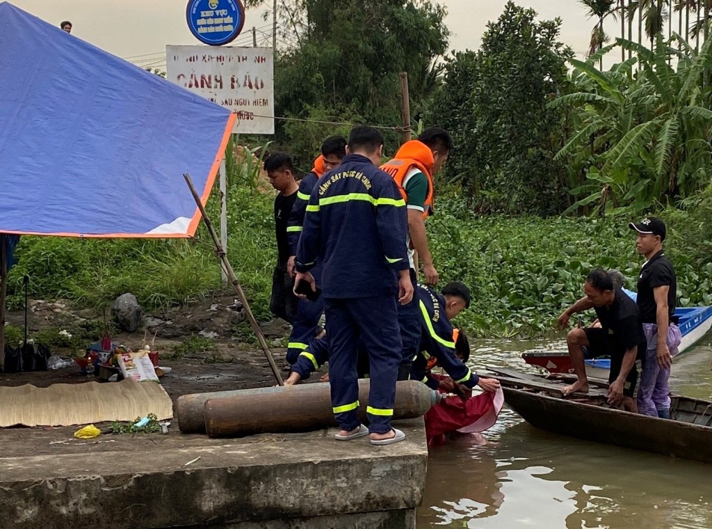 Lực lượng cứu nạn tìm kiếm và đưa thi thể cháu D. lên bờ Lực lượng cứu nạn tìm kiếm và đưa thi thể cháu D. lên bờ