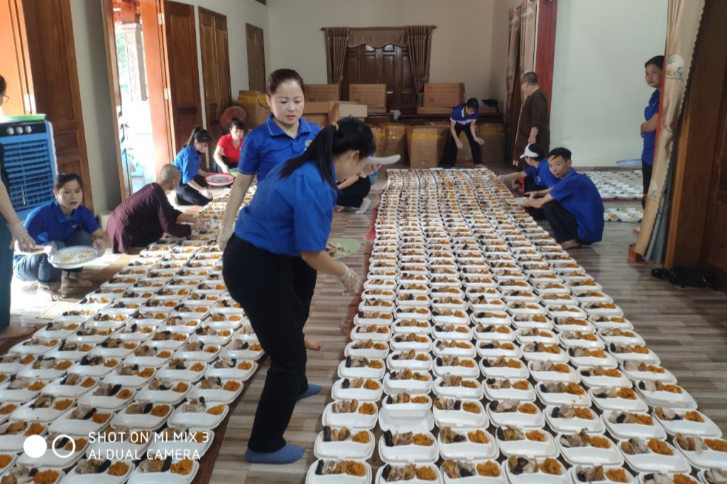 Thanh niên tình nguyện huyện Ứng Hòa chuẩn bị các suất ăn Thanh niên tình nguyện huyện Ứng Hòa chuẩn bị các suất ăn