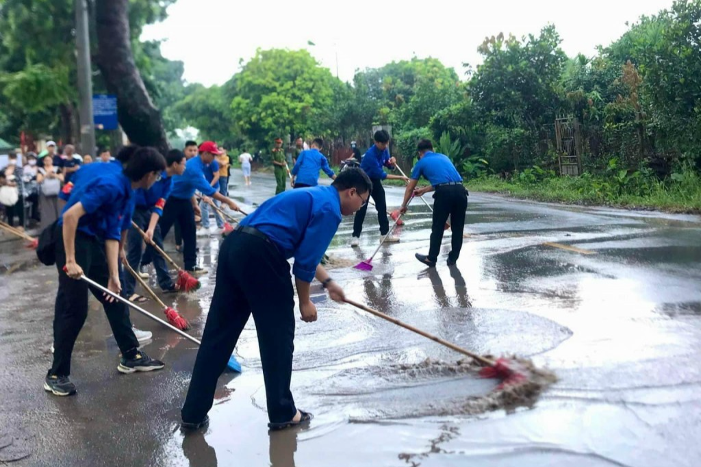 Thanh niên tình nguyện xã Dương Xá (Gia Lâm, Hà Nội) dọn vệ sinh Thanh niên tình nguyện xã Dương Xá (Gia Lâm, Hà Nội) dọn vệ sinh