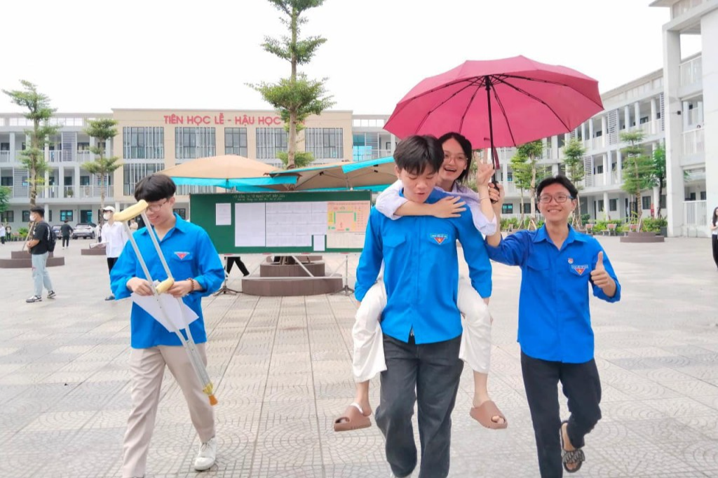 Những câu chuyện đẹp trên hành trình “Tiếp sức mùa thi” Những câu chuyện đẹp trên hành trình “Tiếp sức mùa thi”