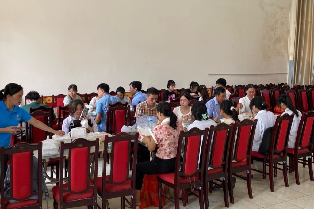 Các thí sinh ở huyện Phúc Xuyên được trao tặn suất ăn miễn phí Các thí sinh ở huyện Phúc Xuyên được trao tặn suất ăn miễn phí