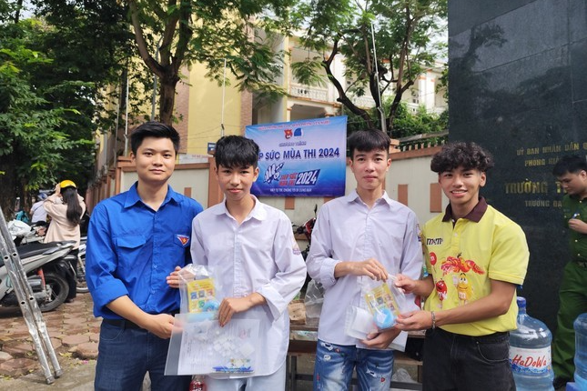 Các thí sinh được trao tặng món quà độc đáo là túi đậu đỏ Các thí sinh được trao tặng món quà độc đáo là túi đậu đỏ