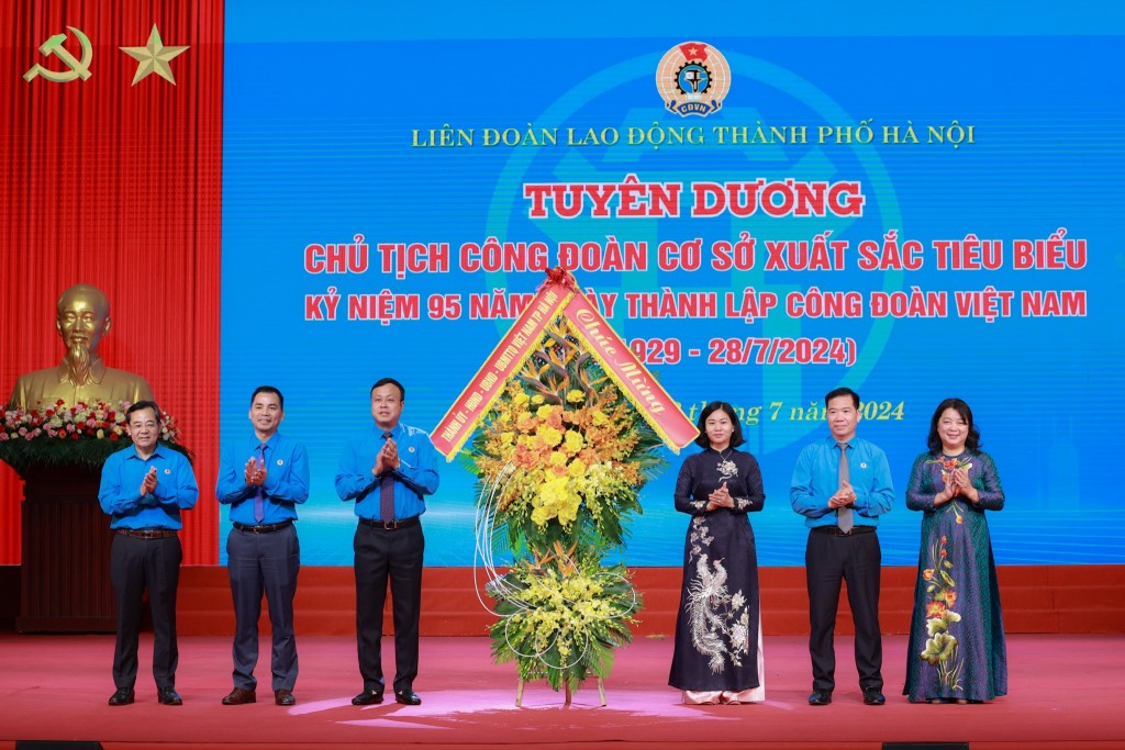 Tuyên dương 95 Chủ tịch Công đoàn cơ sở xuất sắc tiêu biểu Tuyên dương 95 Chủ tịch Công đoàn cơ sở xuất sắc tiêu biểu