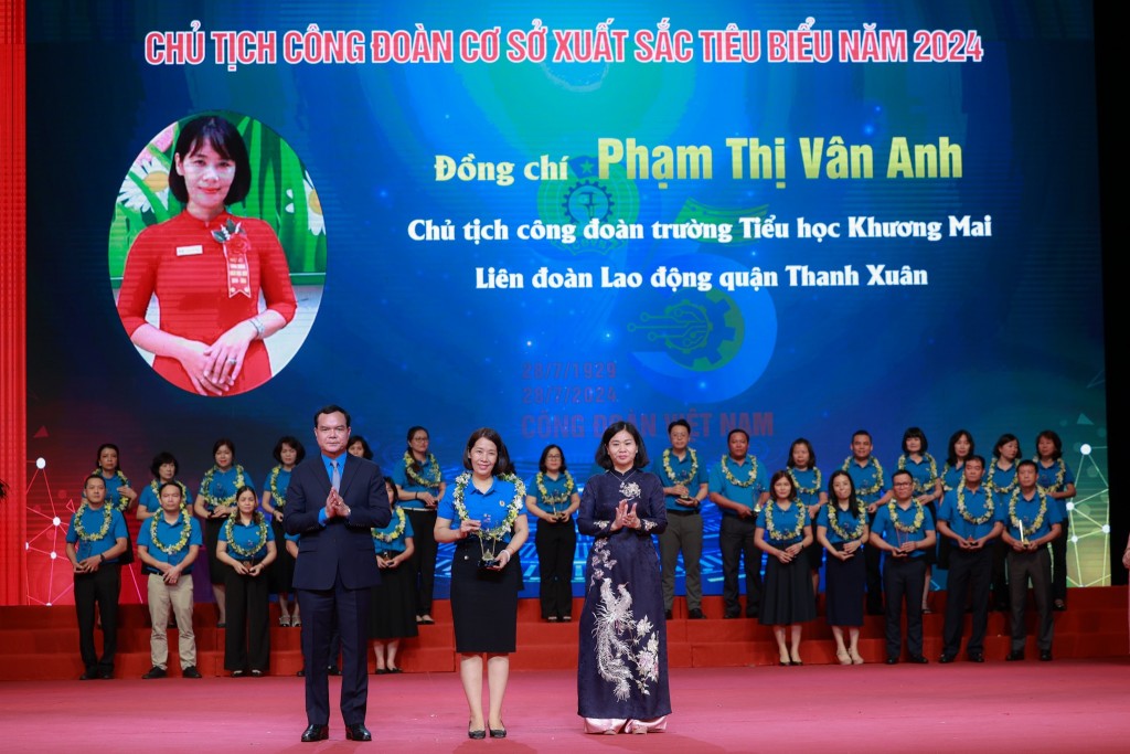 Tuyên dương 95 Chủ tịch Công đoàn cơ sở xuất sắc tiêu biểu Tuyên dương 95 Chủ tịch Công đoàn cơ sở xuất sắc tiêu biểu