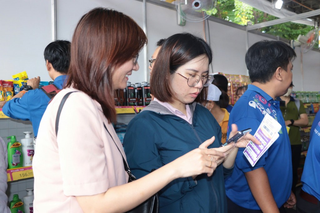 Thoả sức mua hàng giá rẻ tại gian hàng lưu động Thoả sức mua hàng giá rẻ tại gian hàng lưu động