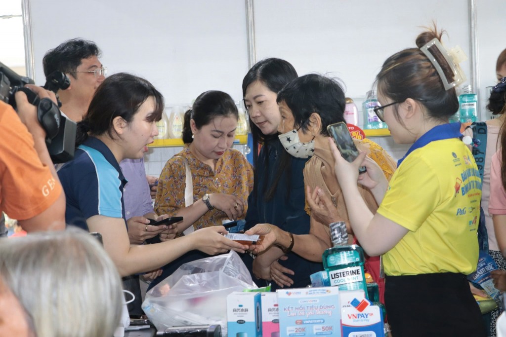 Thoả sức mua hàng giá rẻ tại gian hàng lưu động Thoả sức mua hàng giá rẻ tại gian hàng lưu động