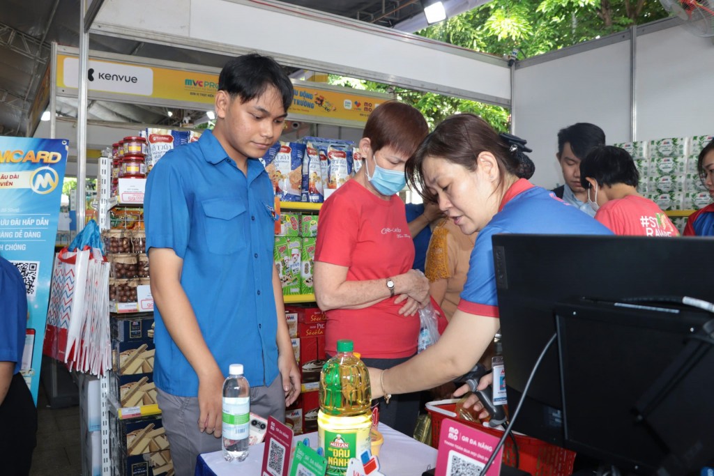 Người dân mua hàng tại các gian hàng Người dân mua hàng tại các gian hàng