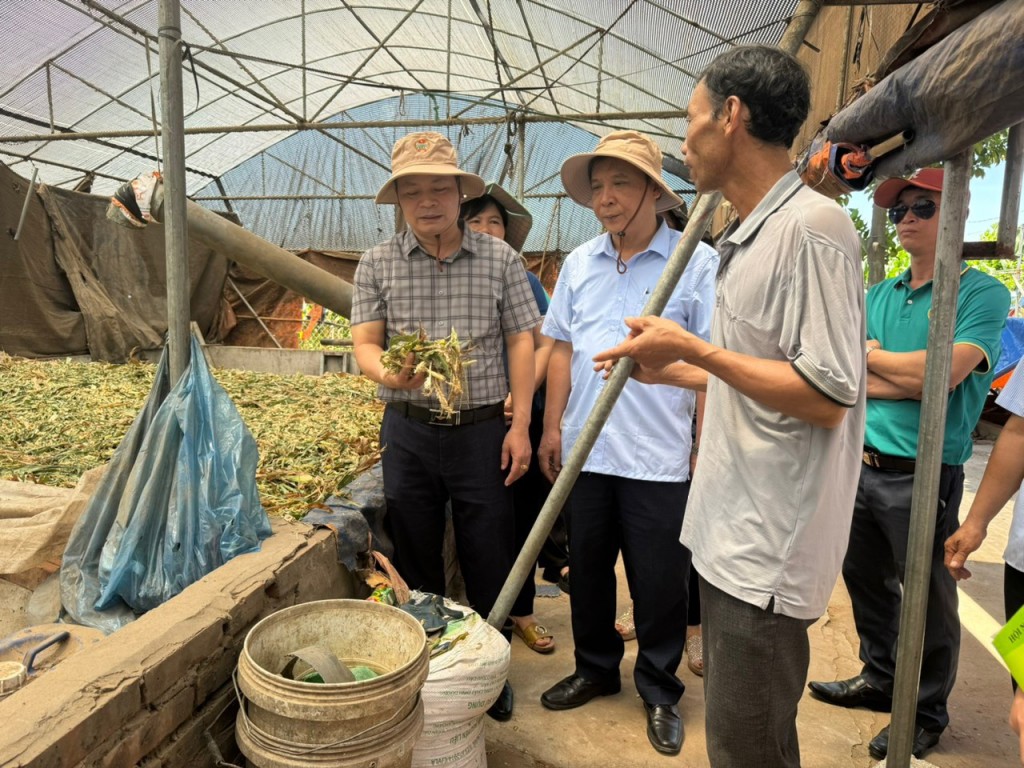 Cùng nông dân xử lý rác thải theo hướng thân thiện với môi trường Cùng nông dân xử lý rác thải theo hướng thân thiện với môi trường