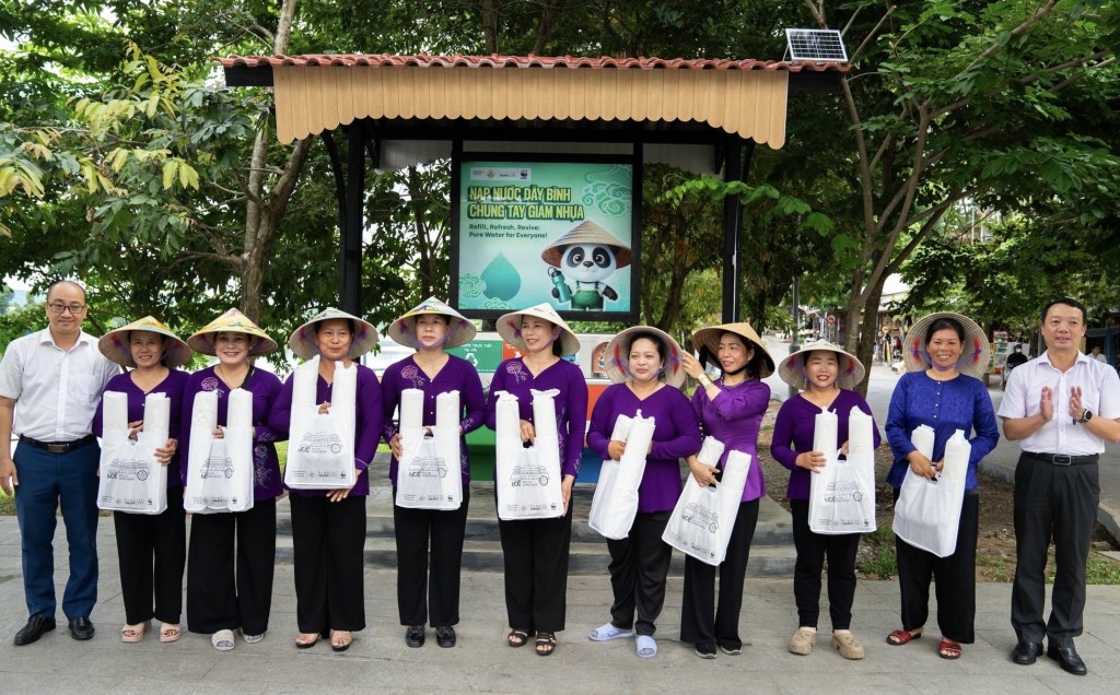 Trao tặng các vật dụng thay thế đồ nhựa dùng một lần cho Tổ liên kết bán đậu hũ tại khu vực chùa Thiên Mụ Trao tặng các vật dụng thay thế đồ nhựa dùng một lần cho Tổ liên kết bán đậu hũ tại khu vực chùa Thiên Mụ