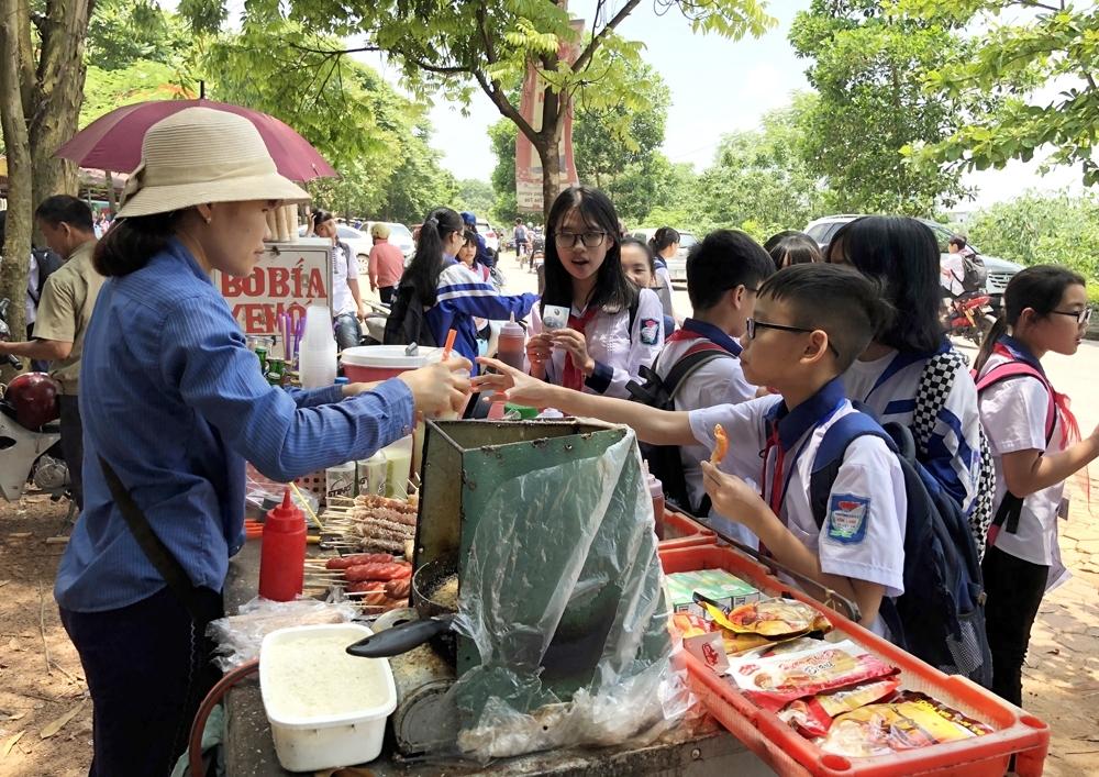 Học sinh mua đồ ăn vặt không còn là chuyện lạ Học sinh mua đồ ăn vặt không còn là chuyện lạ