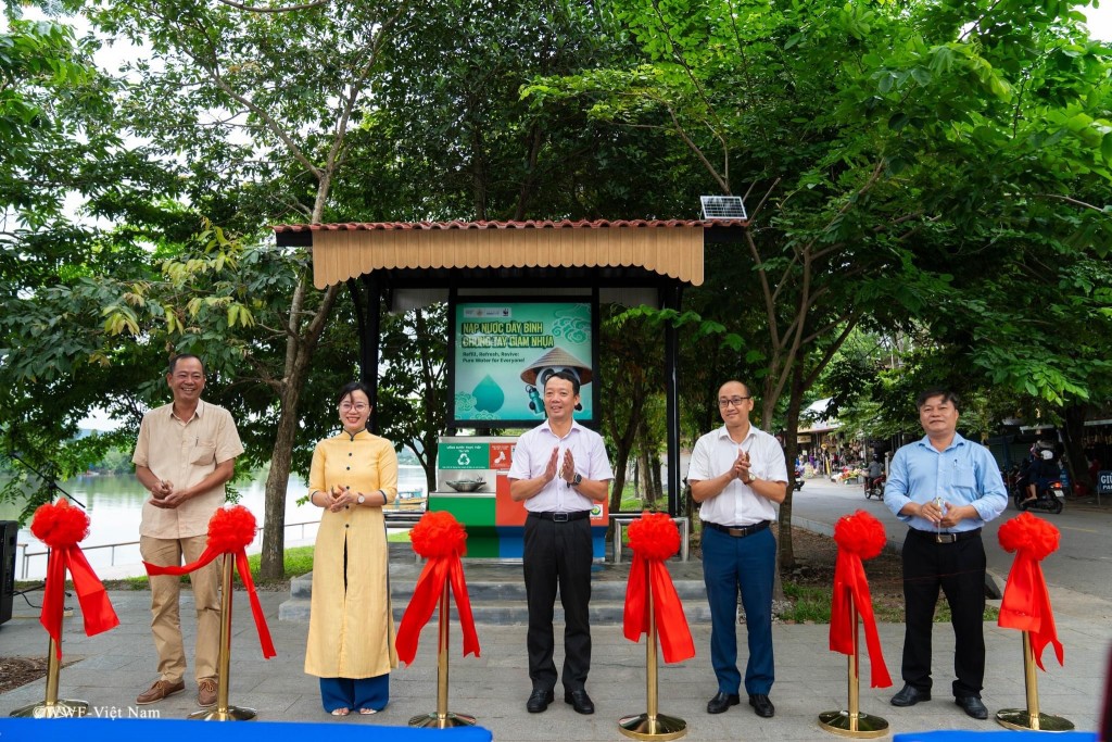 Đại diện lãnh đạo thành phố và các sở, ban, ngành cắt băng khánh thành trạm cấp nước miễn phí tại nhà chờ khu vực chùa Thiên Mụ Đại diện lãnh đạo thành phố và các sở, ban, ngành cắt băng khánh thành trạm cấp nước miễn phí tại nhà chờ khu vực chùa Thiên Mụ
