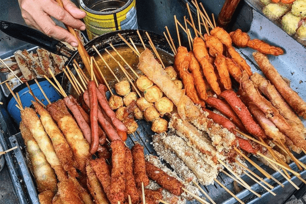 Các loại xiên nướng có vẻ ngoài bắt mắt với màu vàng óng ánh của dầu đọng lại, là một món ăn được ưa thích của nhiều học sinh Các loại xiên nướng có vẻ ngoài bắt mắt với màu vàng óng ánh của dầu đọng lại, là một món ăn được ưa thích của nhiều học sinh