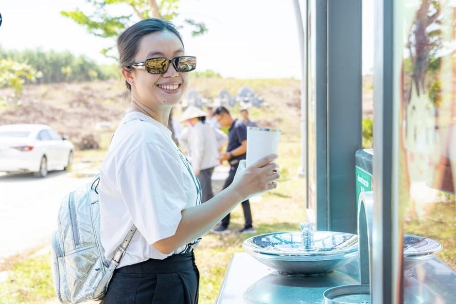 Du khách thích thú trải nghiệm trạm cấp nước sạch miễn phí tại các di tích và điểm du lịch tại TP Huế Du khách thích thú trải nghiệm trạm cấp nước sạch miễn phí tại các di tích và điểm du lịch tại TP Huế