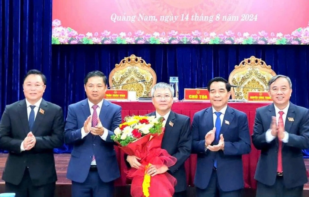 Lãnh đạo tỉnh Quảng Nam tặng hoa chúc mừng đồng chí Nguyễn Đức Dũng Lãnh đạo tỉnh Quảng Nam tặng hoa chúc mừng đồng chí Nguyễn Đức Dũng