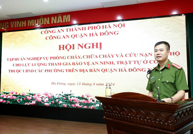 Đại tá Nguyễn Ngọc Quyền, Trưởng Công an quận, phát biểu khai mạc hội nghị tập huấn Đại tá Nguyễn Ngọc Quyền, Trưởng Công an quận, phát biểu khai mạc hội nghị tập huấn