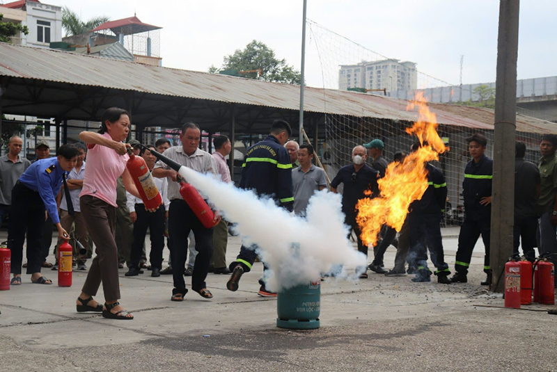 Các học viên thực hành kỹ năng dập lửa, chữa cháy Các học viên thực hành kỹ năng dập lửa, chữa cháy