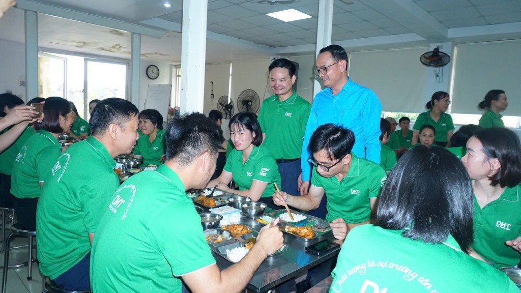 Ấm cúng “Bữa cơm Công đoàn” Ấm cúng “Bữa cơm Công đoàn”