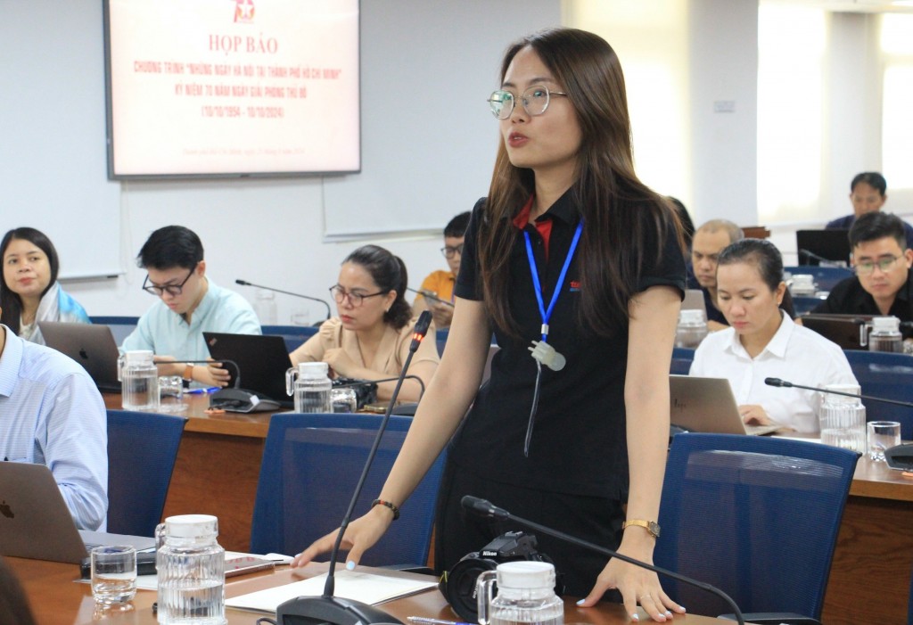 Phóng viên báo Tuổi trẻ Thủ đô đặt câu hỏi cho Ban Tổ chức Phóng viên báo Tuổi trẻ Thủ đô đặt câu hỏi cho Ban Tổ chức