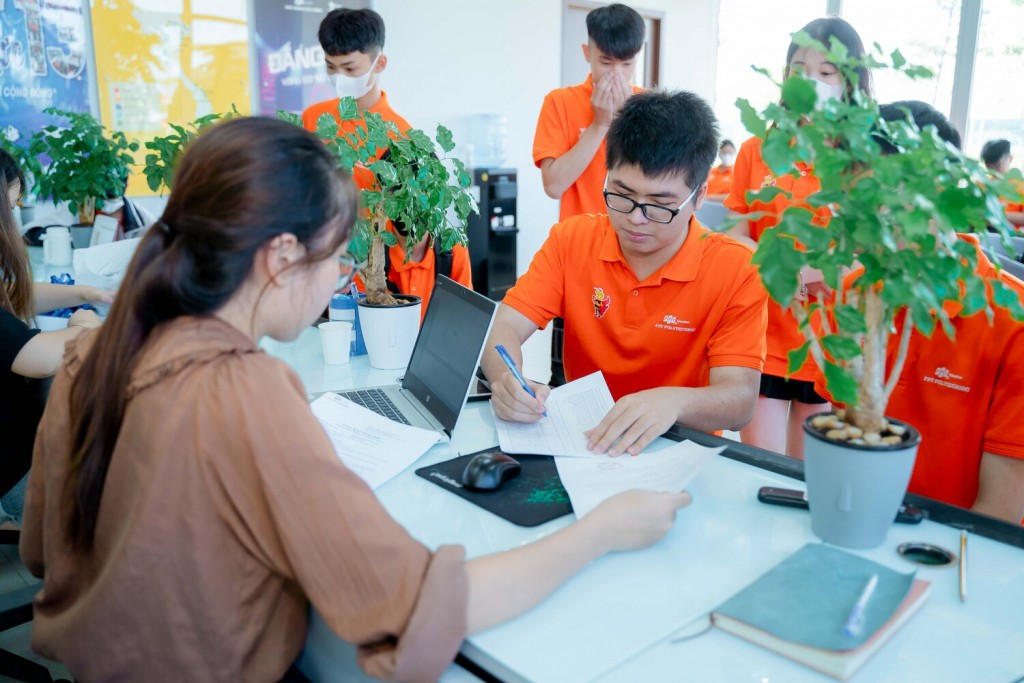 Con đỗ đại học, nhiều phụ huynh vừa mừng, vừa lo Con đỗ đại học, nhiều phụ huynh vừa mừng, vừa lo