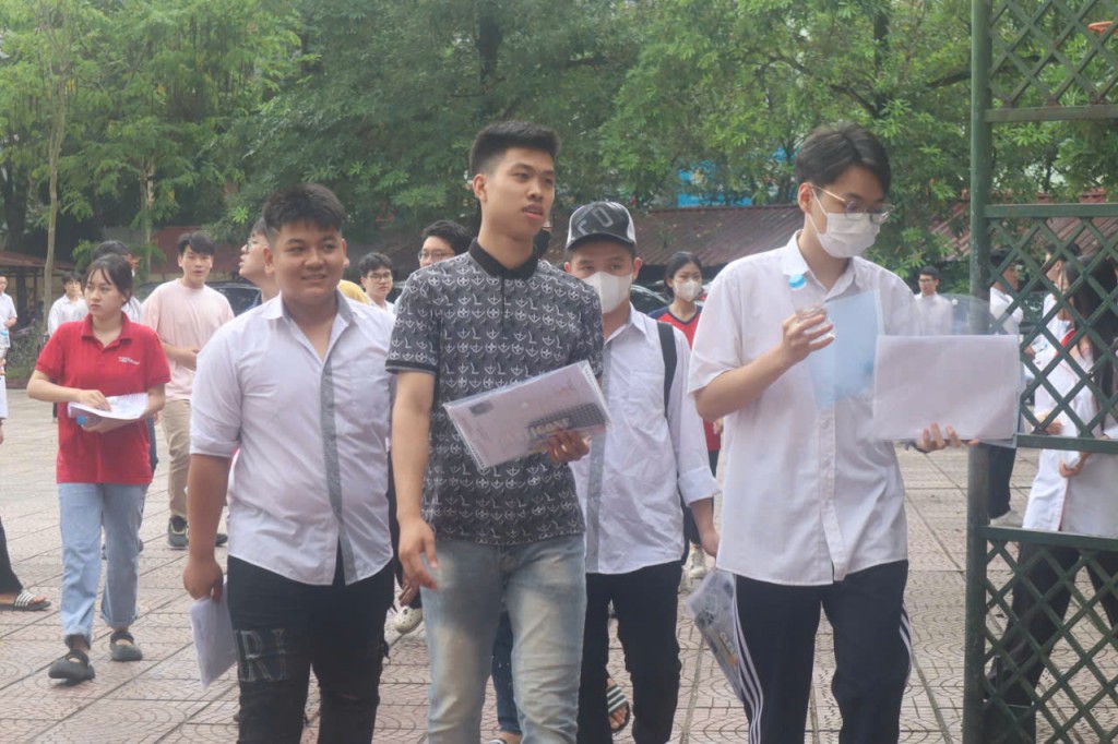 Sinh viên háo hức trước cánh của đại học Sinh viên háo hức trước cánh của đại học