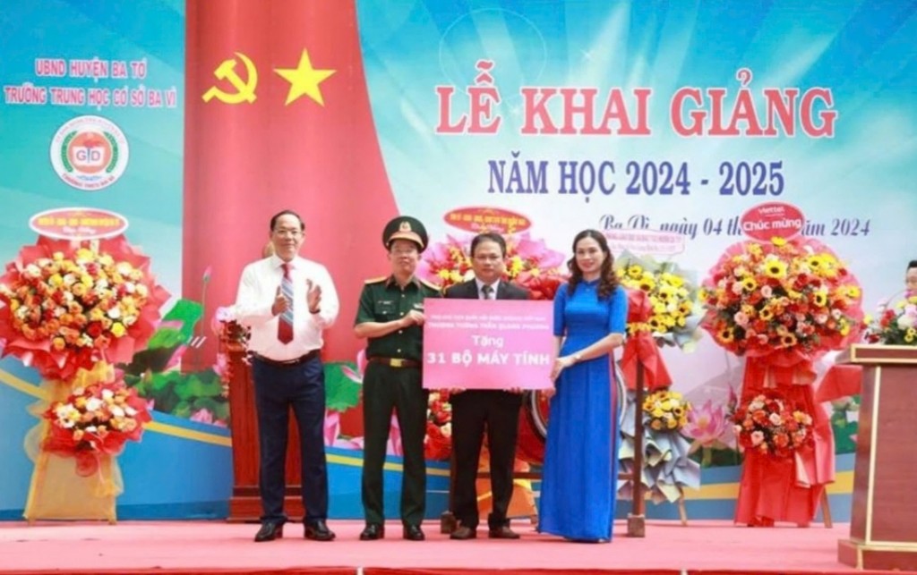 Phó Chủ tịch Quốc hội -Thượng tướng Trần Quang Phương trao tặng Trường THCS Ba Vì 31 bộ máy vi tính. Phó Chủ tịch Quốc hội -Thượng tướng Trần Quang Phương trao tặng Trường THCS Ba Vì 31 bộ máy vi tính.