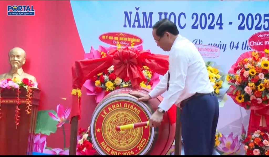 Thượng tướng Trần Quang Phương, Phó Chủ tịch Quốc hội đánh trống khai giảng tại trường Trường THCS Ba Vì. Thượng tướng Trần Quang Phương, Phó Chủ tịch Quốc hội đánh trống khai giảng tại trường Trường THCS Ba Vì.