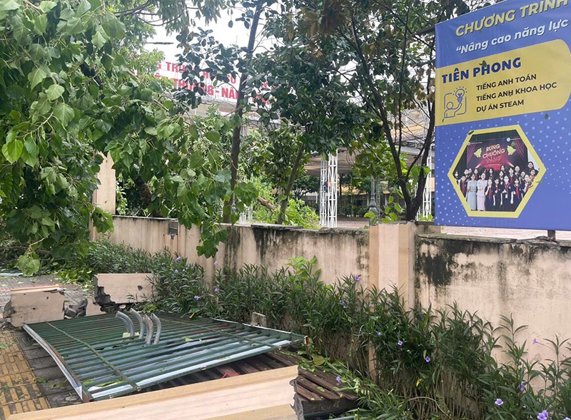 Bão số 3 làm tường bao trường học bị đổ sập Bão số 3 làm tường bao trường học bị đổ sập