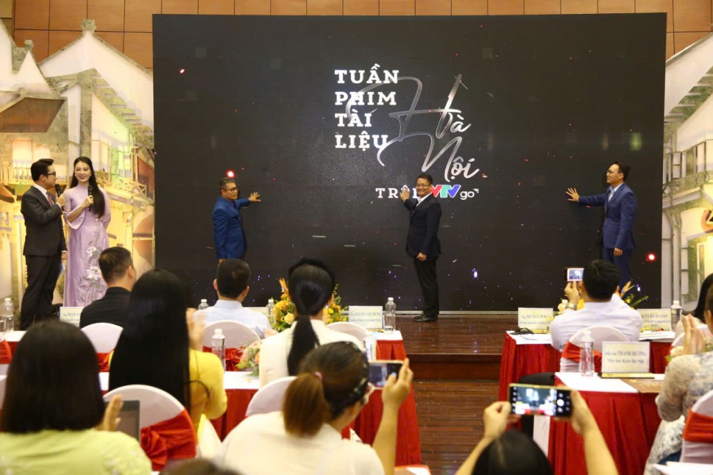 Các đại biểu thực hiện nghi thức ra mắt Tuần phim tài liệu Hà Nội trên VTVgo Nhiều chương trình trọng điểm kỷ niệm 70 năm Giải phóng Thủ đô