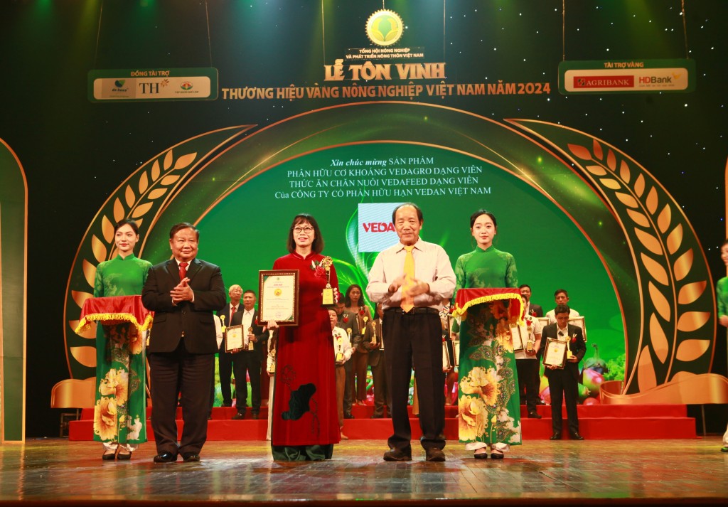 Phó giám đốc Hà Thị Hòa Bình, Đại diện Vedan Việt Nam nhận chứng nhận “Thương hiệu vàng nông nghiệp Việt Nam” Phó giám đốc Hà Thị Hòa Bình, Đại diện Vedan Việt Nam nhận chứng nhận “Thương hiệu vàng nông nghiệp Việt Nam”