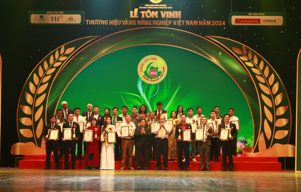 Lãnh đạo Tổng hội Nông nghiệp và Phát triển nông thôn Việt Nam, Hội Nông dân Việt Nam chụp ảnh cùng các doanh nghiệp tại lễ tôn vinh Lãnh đạo Tổng hội Nông nghiệp và Phát triển nông thôn Việt Nam, Hội Nông dân Việt Nam chụp ảnh cùng các doanh nghiệp tại lễ tôn vinh