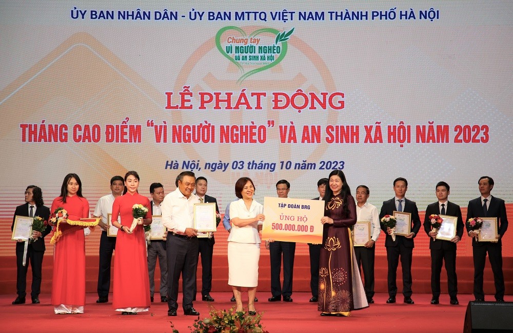 Đại diện Tập đoàn BRG trao ủng hộ 500 triệu đồng cho “Quỹ Vì người nghèo” năm 2023 Đại diện Tập đoàn BRG trao ủng hộ 500 triệu đồng cho “Quỹ Vì người nghèo” năm 2023