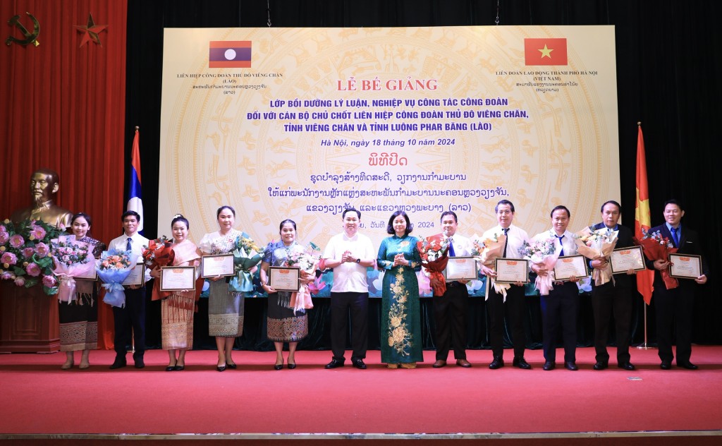 Bế giảng lớp bồi dưỡng nghiệp vụ cho cán bộ Công đoàn Lào Bế giảng lớp bồi dưỡng nghiệp vụ cho cán bộ Công đoàn Lào
