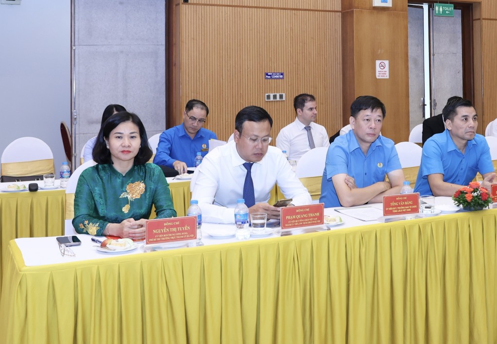 Bế giảng lớp bồi dưỡng nghiệp vụ cho cán bộ Công đoàn Lào Bế giảng lớp bồi dưỡng nghiệp vụ cho cán bộ Công đoàn Lào