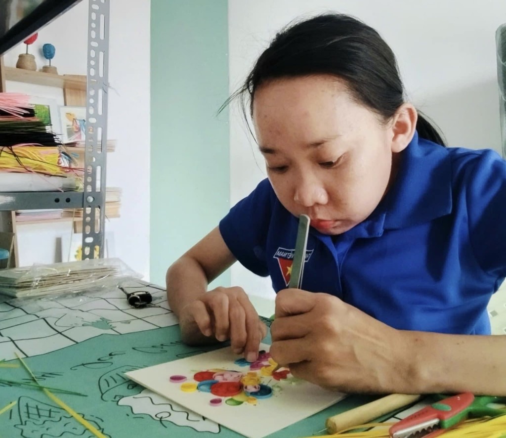 Thanh niên khuyết tật Hồ Thị Láng vượt lên nghịch cảnh khởi nghiệp với tranh giấy xoắn Thanh niên khuyết tật Hồ Thị Láng vượt lên nghịch cảnh khởi nghiệp với tranh giấy xoắn