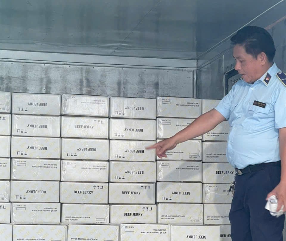 Thu giữ hơn 1 tấn khô bò không rõ xuất xứ bán qua mạng Thu giữ hơn 1 tấn khô bò không rõ xuất xứ bán qua mạng