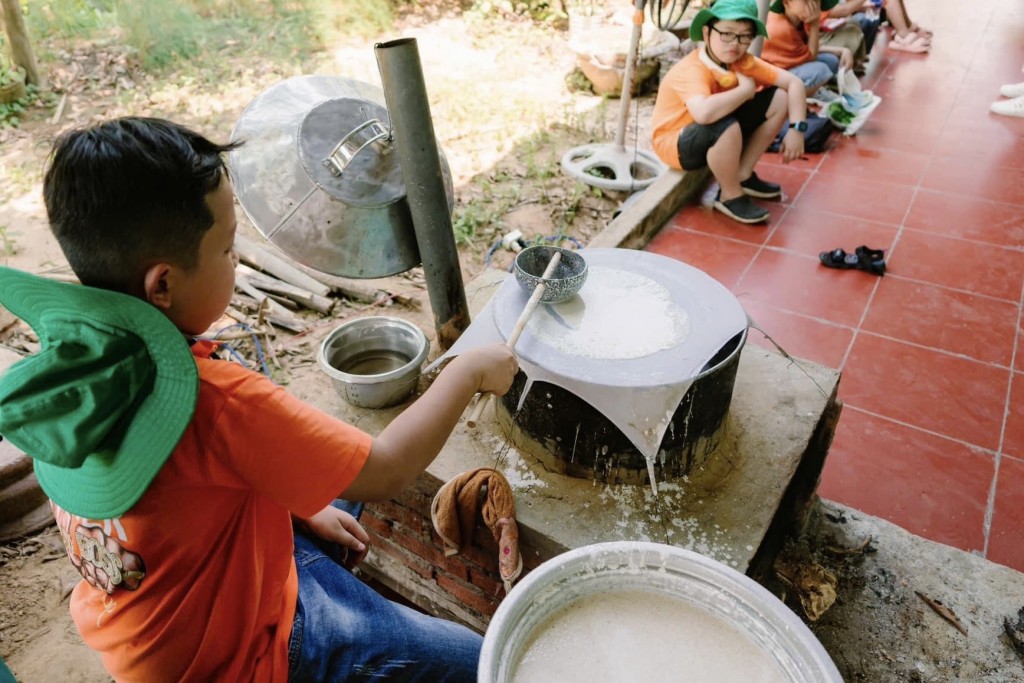 Các em nhỏ được trải nghiệm các nghề làm bánh tráng truyền thống Túy Loan của địa phương Các em nhỏ được trải nghiệm các nghề làm bánh tráng truyền thống Túy Loan của địa phương
