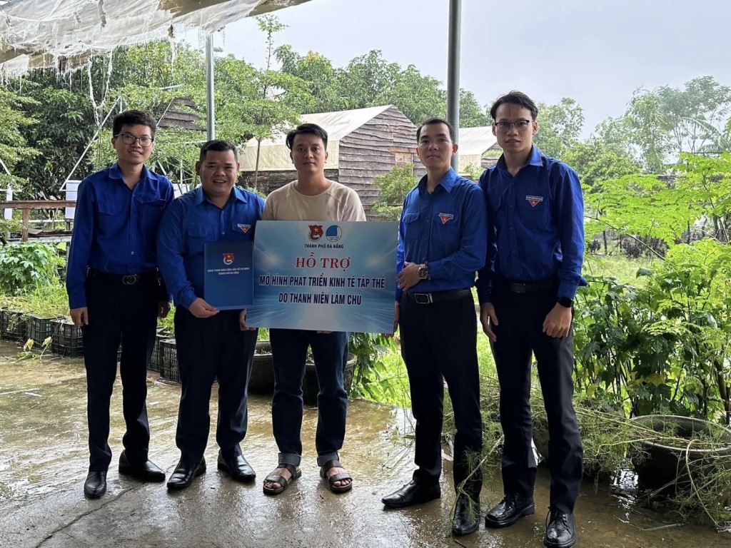 Thành đoàn – Hội LHTN Việt Nam TP Đà Nẵng trao hỗ trợ mô hình kinh tế do thanh niên làm chủ Thành đoàn – Hội LHTN Việt Nam TP Đà Nẵng trao hỗ trợ mô hình kinh tế do thanh niên làm chủ