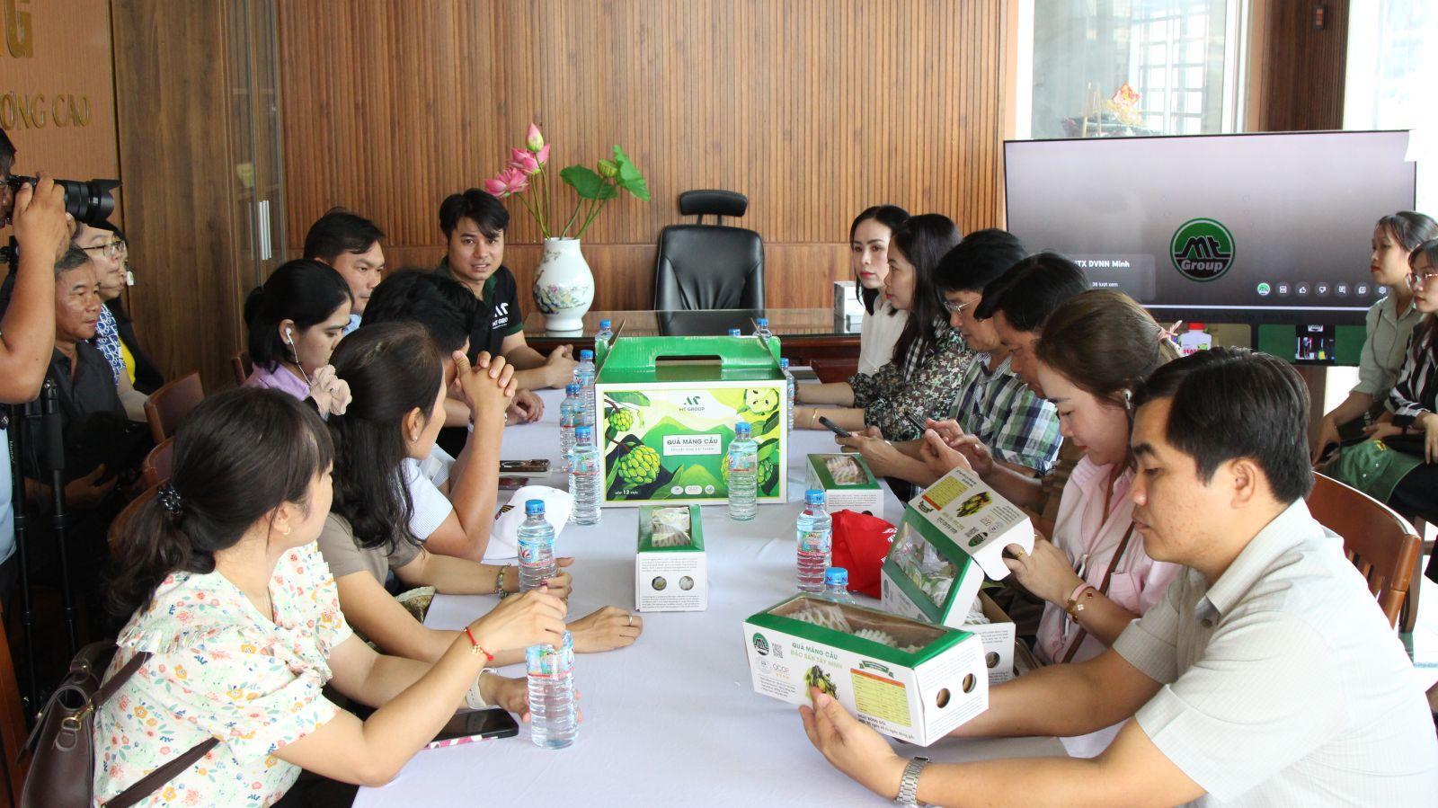 Nông dân thế hệ mới, làm mãng cầu theo cách mới 26_44_tn1.jpg