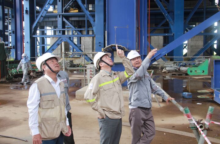 Ông Hà Đình Niên kiểm tra công trường, chỉ đạo công tác thi công lắp đặt thiết bị lò hơi tại Nhiệt điện Long Phú 1