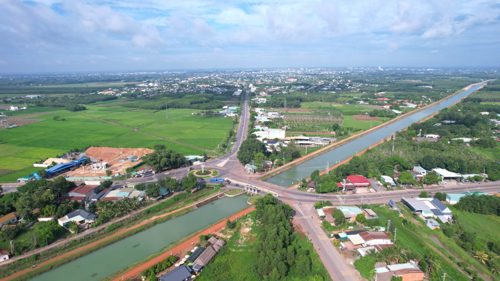 Phó Chủ tịch UBND tỉnh Nguyễn Minh Lâm khảo sát các trang trại chăn nuôi tiêu biểu tại xã Trà Vong và xã Tân Biên