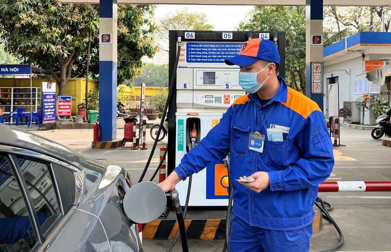 Giá xăng dầu hôm nay, từ 15h ngày 24/7/2025, xăng E5 RON giảm 202 đồng/lít, xăng RON 95 giảm 216 đồng/lít, giá dầu tăng, giảm trái chiều. Ảnh TT