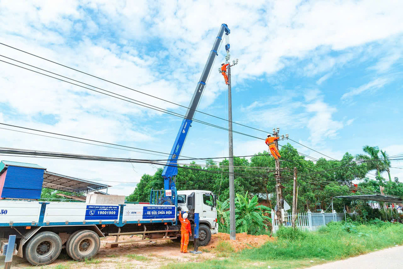 Ngành điện thành phố Huế đẩy mạnh đầu tư, sửa chữa, bảo dưỡng hệ thống lưới điện nông thôn. Ảnh: Nguyễn Tuấn