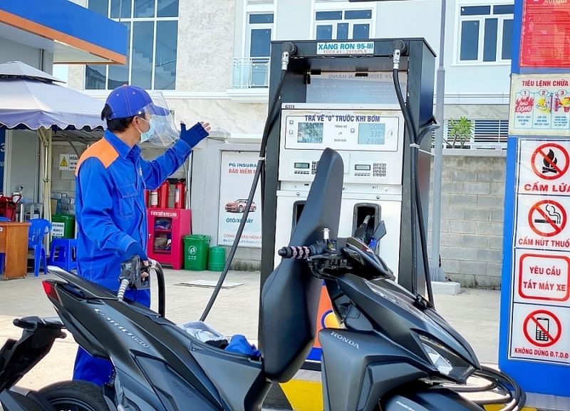 Giá xăng dầu hôm nay, từ 15h ngày 31/7, mỗi lít xăng E5RON92 tăng 122 đồng/lít, xăng RON95 tăng 131 đồng/lít; giá dầu tăng, giảm trái chiều. Ảnh: TT