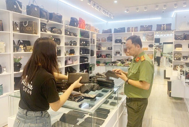 Lực lượng chức năng Hà Nội đã phát hiện nhiều sản phẩm giả các nhãn hiệu nổi tiếng trong cơ sở kinh doanh tại khu đô thị Mỹ Đình, phường Từ Liêm. Ảnh: T.Văn