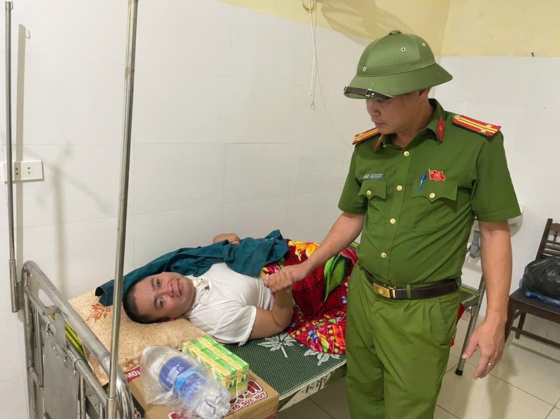 Tại những nơi trú ngụ tránh bão của nhân dân, lực lượng công an đã hỗ trợ thức ăn, nước uống, đảm bảo an toàn khi bão đổ bộ. Ảnh: Trọng Tùng.