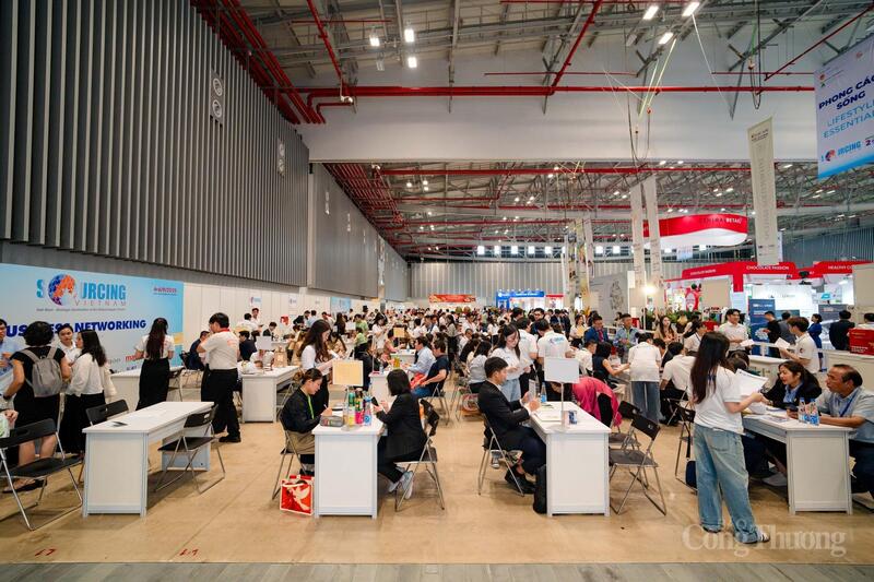 Khu vực B2B tại Vietnam International Sourcing 2025 luôn nhộn nhịp.