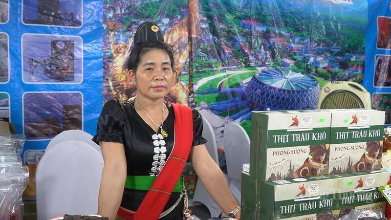 Bà Lò Thị Sương, chủ cơ sở sản xuất sản phẩm thịt trâu gác bếp Phong Sương (Điện Biên)